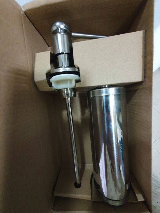 Дозатор для моющего средства на раковину