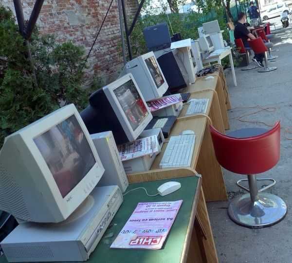 Retro Events Lan Party Analog 16 32 Bit Gaming Console CRT TVs 1990s