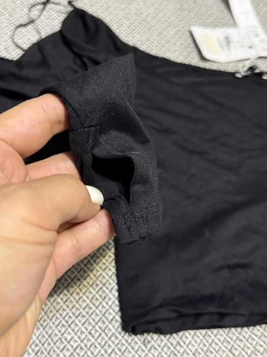 Укороченная кофточка со спущенным плечом