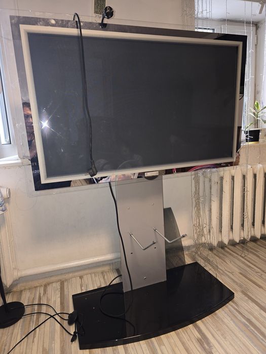 Телевизор " CONRAC"  с подставкой напольной