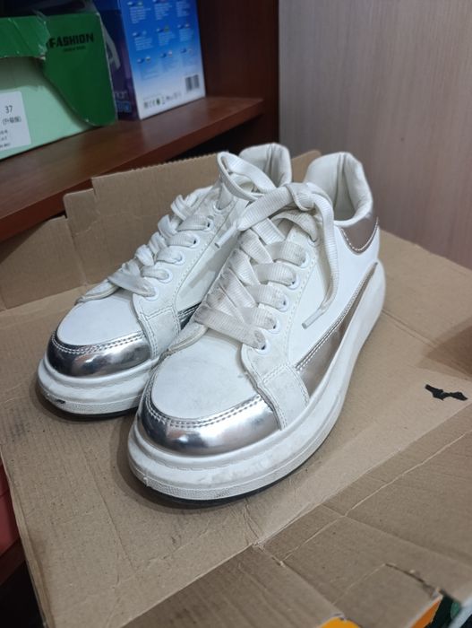 кроссовки белые красивые