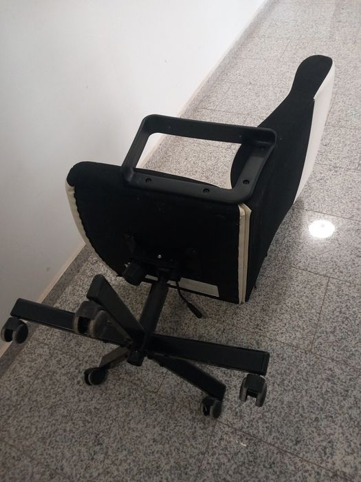 Офис стол със следи от употреба