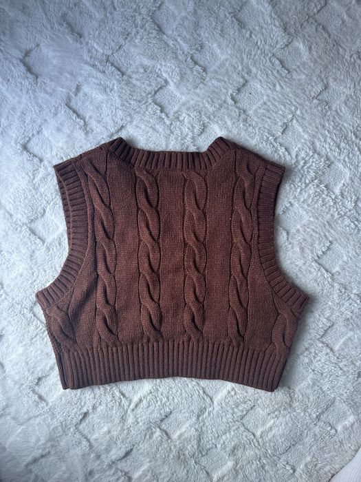 Плетена жилетка без ръкави и копчета