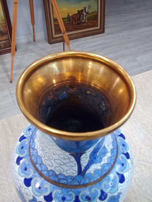 Китайска ваза Клоазоне (Cloisonné) – изящна изработка от мед, емайл и позлата (21х11 см)