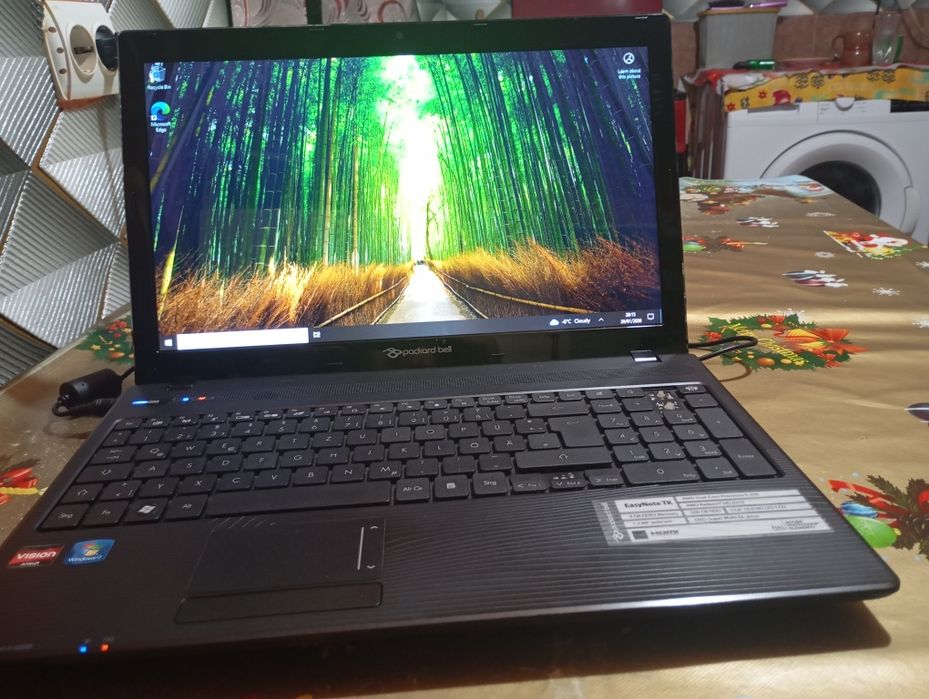 Vând laptop Packard Bell mai multe detalii în privat