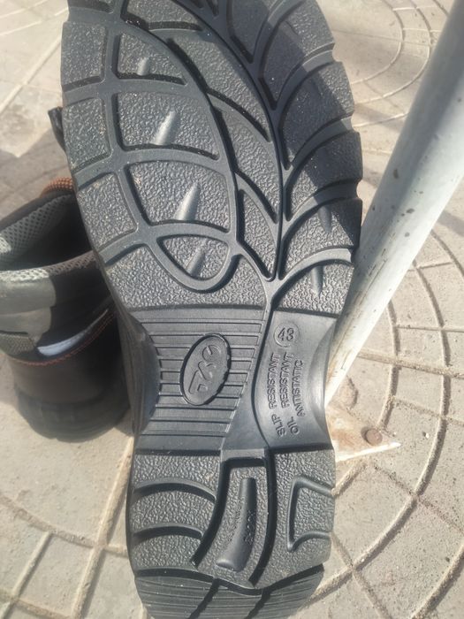 Продам ботинки рабочие 43.