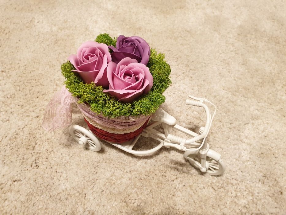 Decoratiune din trandafiri de săpun și licheni