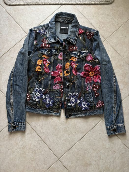 Дънково яке Desigual BALT Denim jacket with embroidery