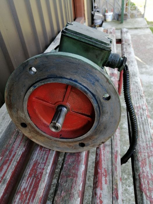 Vînd motor electric