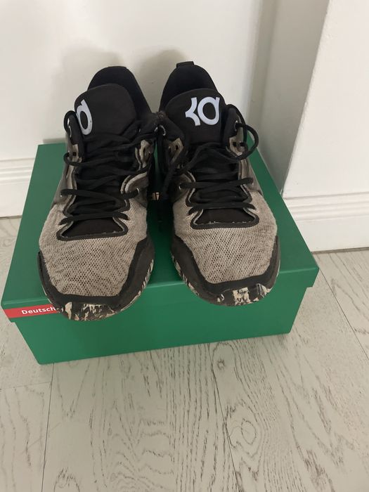 Кроссовки спортивные