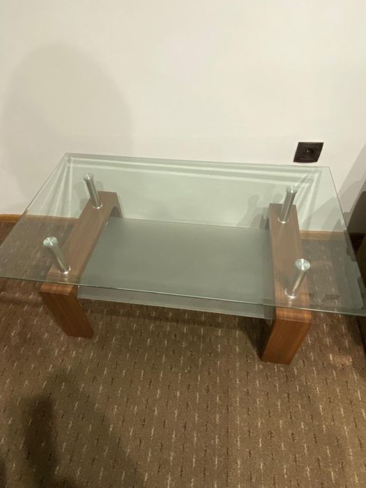 Măsuță de cafea cu blat de sticlă și picioare din MDF