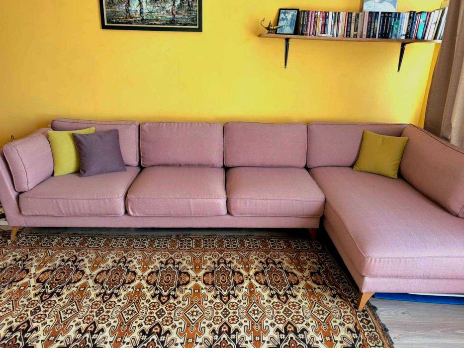 Голям диван с лежанка