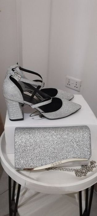 Дълга рокля от сатен, обувки и чанта