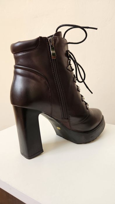 Продам ботильоны женские