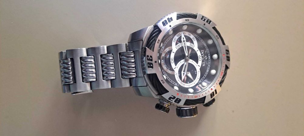 Продавам часовник Invicta