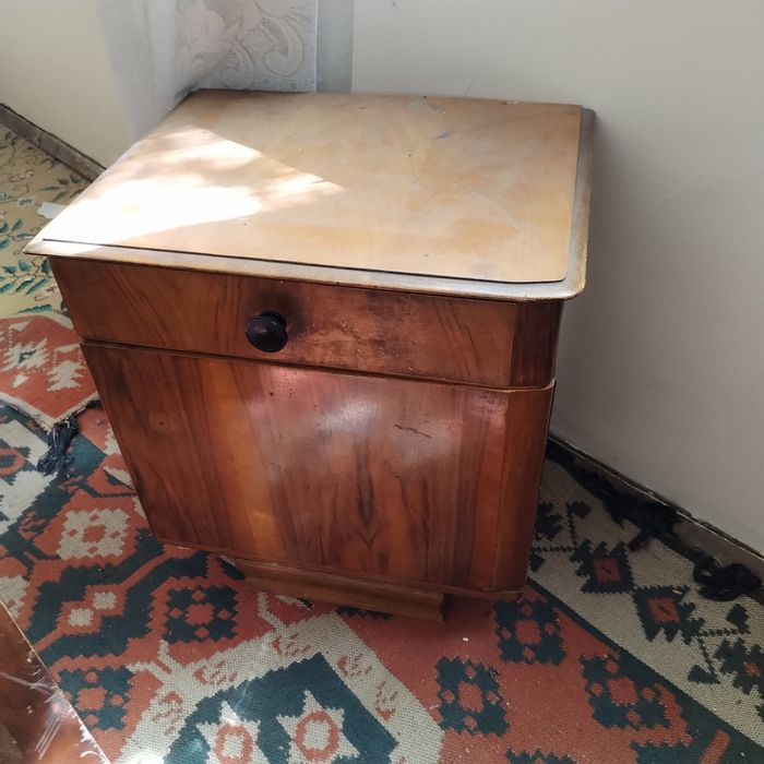 Мебели стари столове , маси и нощни шкафчета.