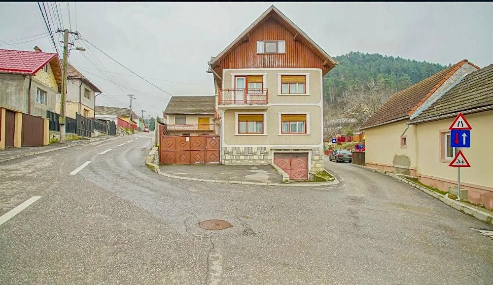 Casă de cărămidă, construită în 1975-1983, situată într- o zonă linistită în apropierea pădurii, în Sacele zona Turcheș, într-un cartier de case