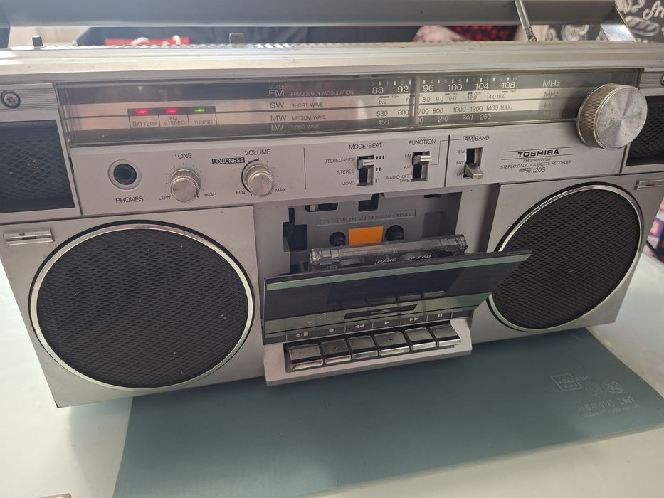 Radiocasetofon boombox Toshiba RT-120S,  4 benzi radio, 1983, funcțional