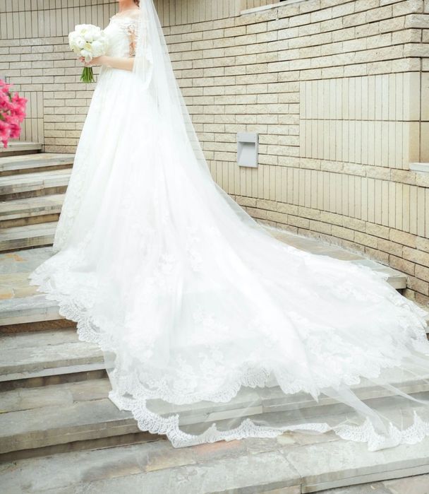 Луксозна сватбена рокля от известната испанска марка "Pronovias".