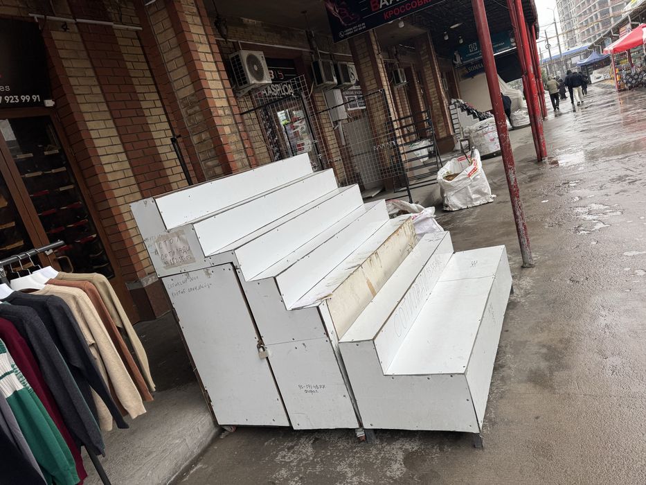 Bozor uchun stol oyoq kiyim vitrina shunga oʻxshagan narsalar uchun