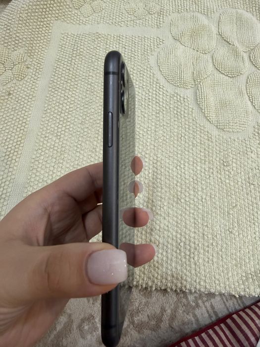 Продаю бу айфон 11. Коробка имеется