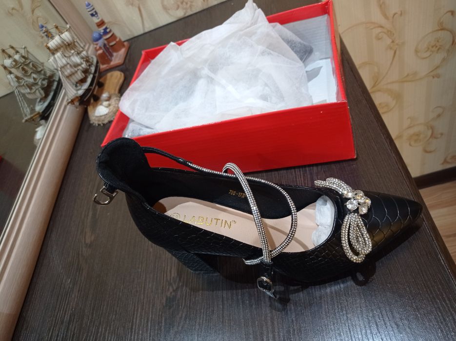 Ayollar oyoq kiyimi (tuflis)i ajoyib bejirim. Yangi kiyilmagan