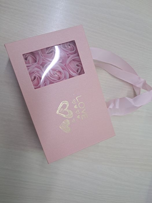 Broșe-mărțișor  în cutie cu 6 trandafiri roz de sapun