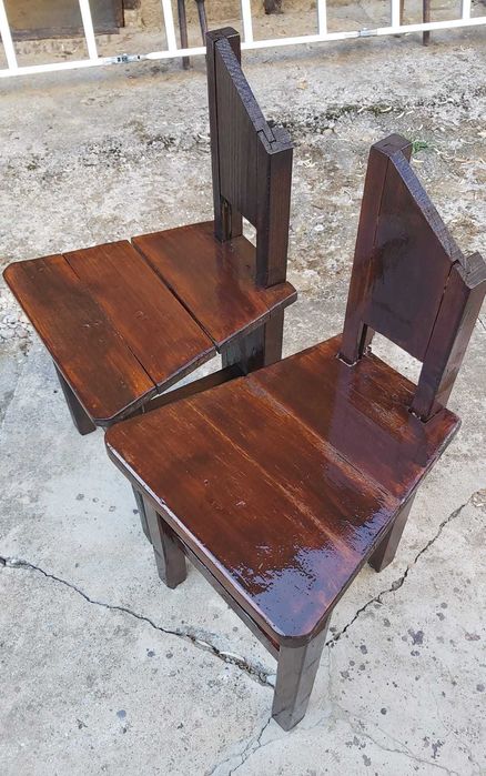 Два ръчно изработени дървени стола