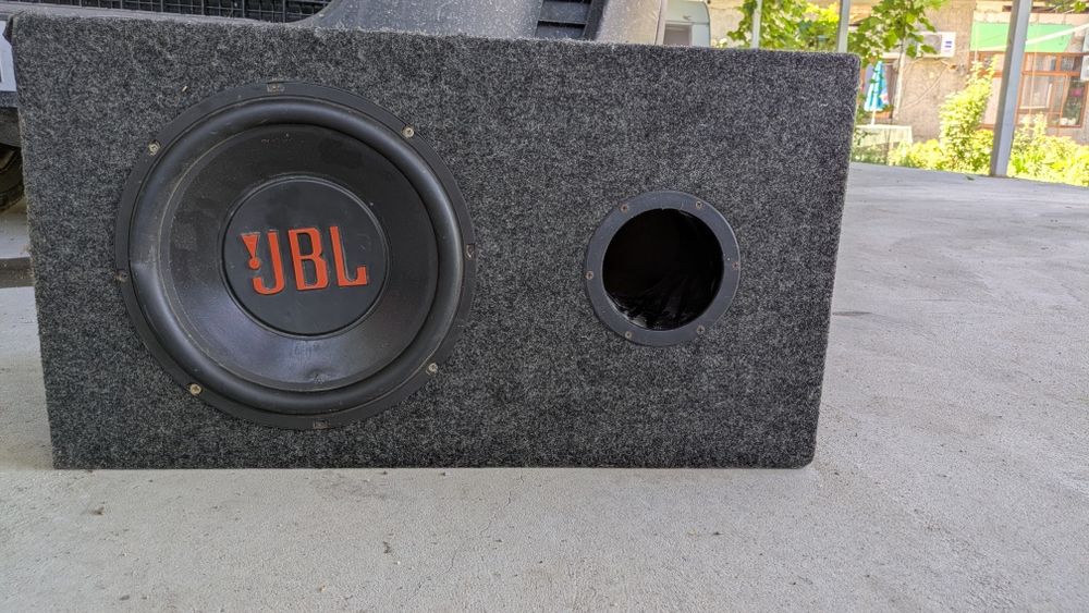 Бас каса JBL + усилвател