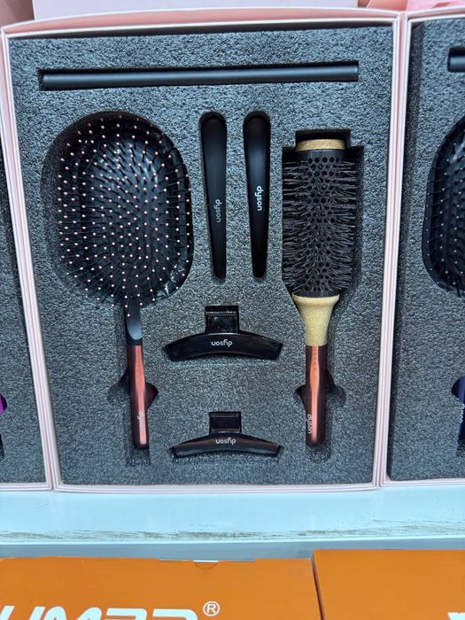 Набор рассчесок от dyson доставка есть