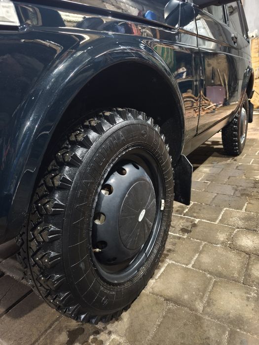 Продам зимние шины на Ниву с дисками