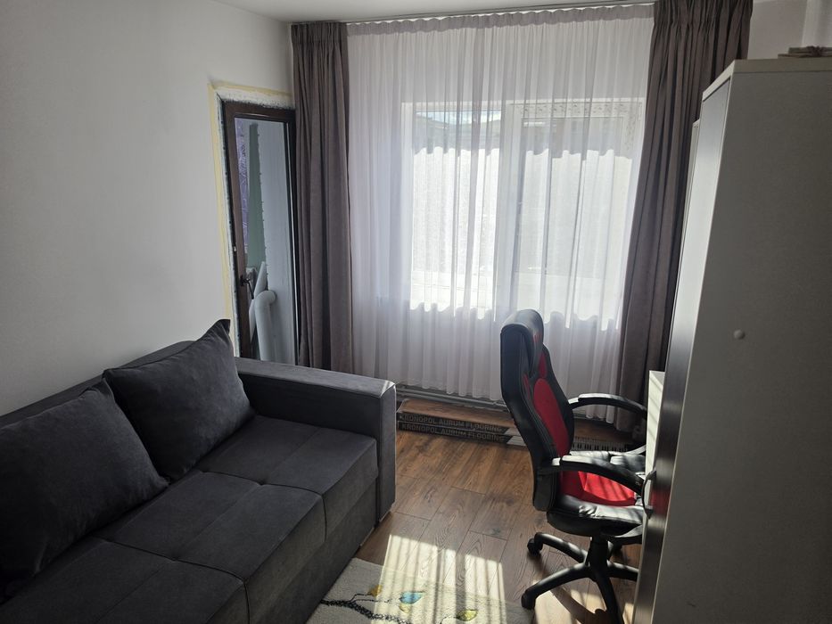 Inchiriez apartament 4 camere (80mp)