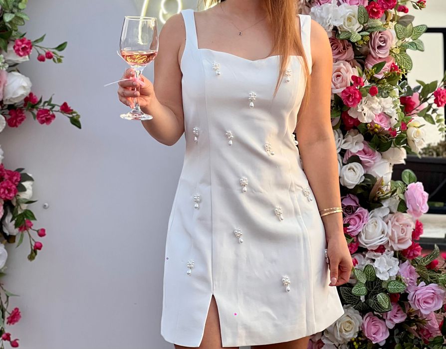 Бяла рокля за повод