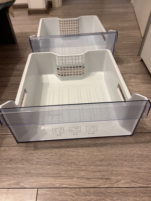 Rafturi interior si sertare combina frigorifica Beko