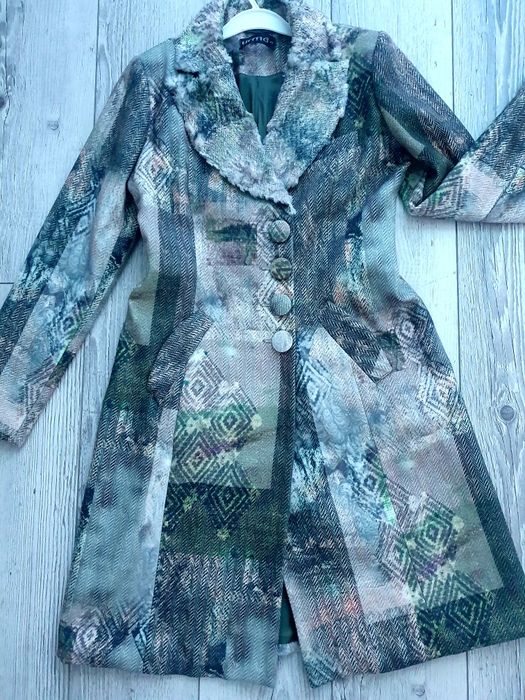 Palton Urma marime 40 ( S- M )