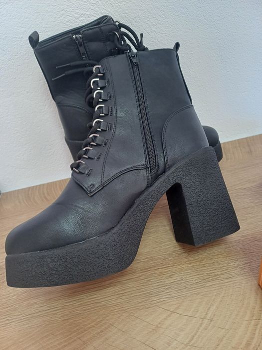 Дамски боти на висок ток