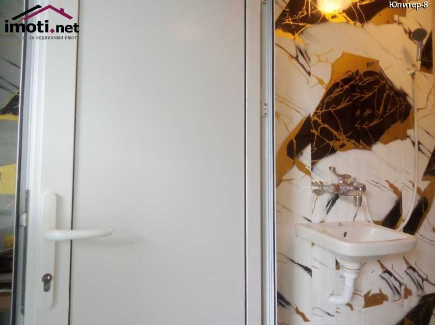 Продава бунгало с веранда в Кариани до брега.