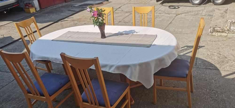 Masa sufragerie masiv 2m x1, 20 m cu 6 scaune in stare buna, cu mici urme defolosinta la fel si scaunele.