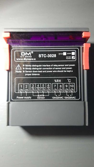 Продаётся Регулятор температуры и влажности STC 3028