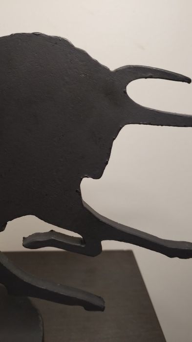 Много тежка, модернистична статуетка на бик. Метал.