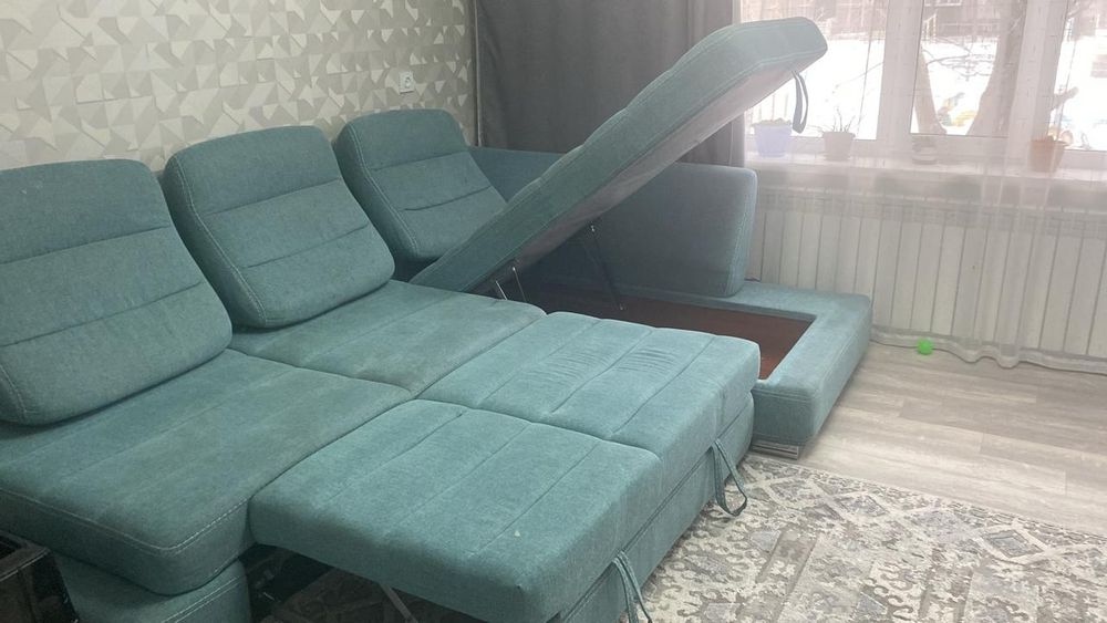 Диван угловой с подушками