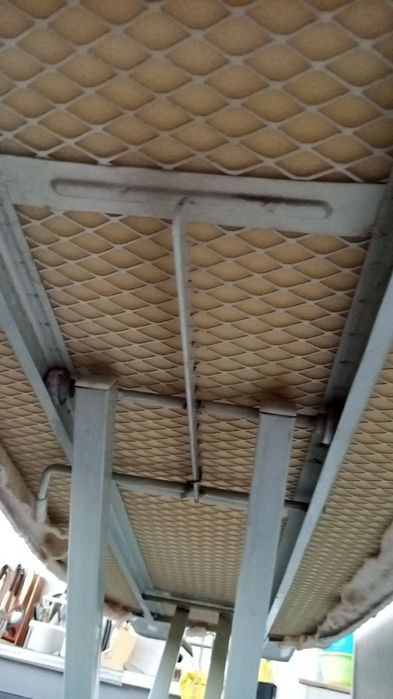 Длинная гладильная доска с утюгом