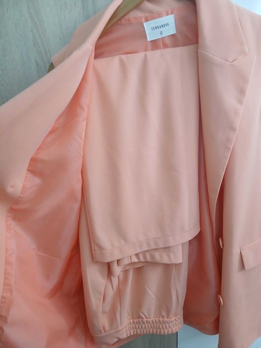 Дамски костюм ..