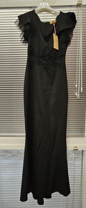 Дълга черна рокля