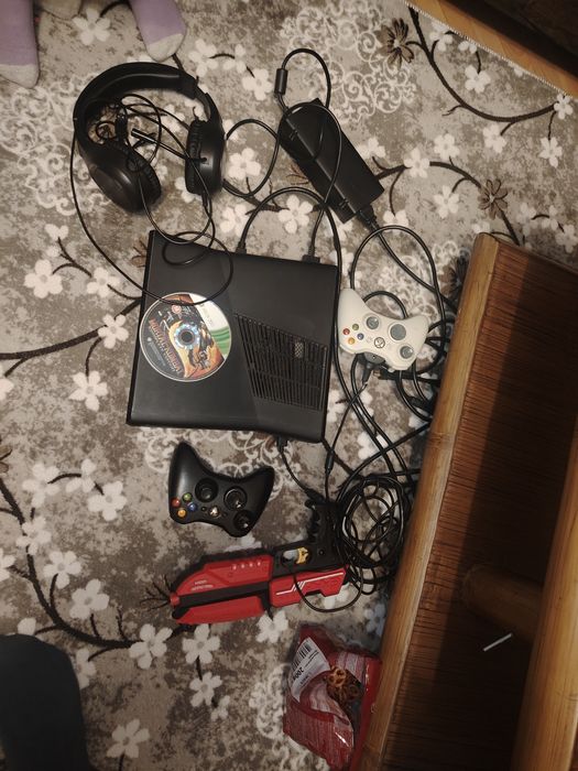 X-Box 360 два джоистика и пистолет