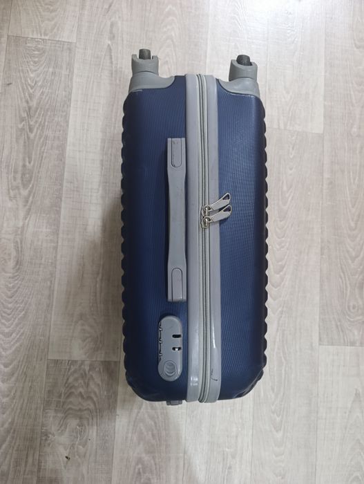 Продам дорожный чемодан