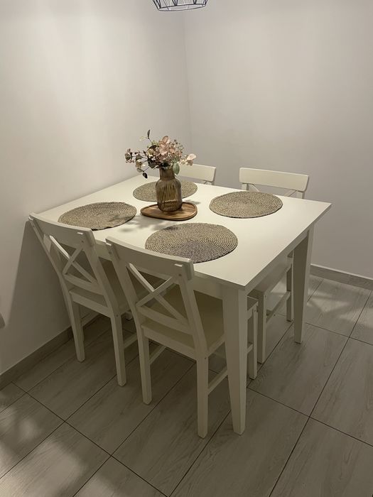 Vand 4 scaune albe de bucatarie