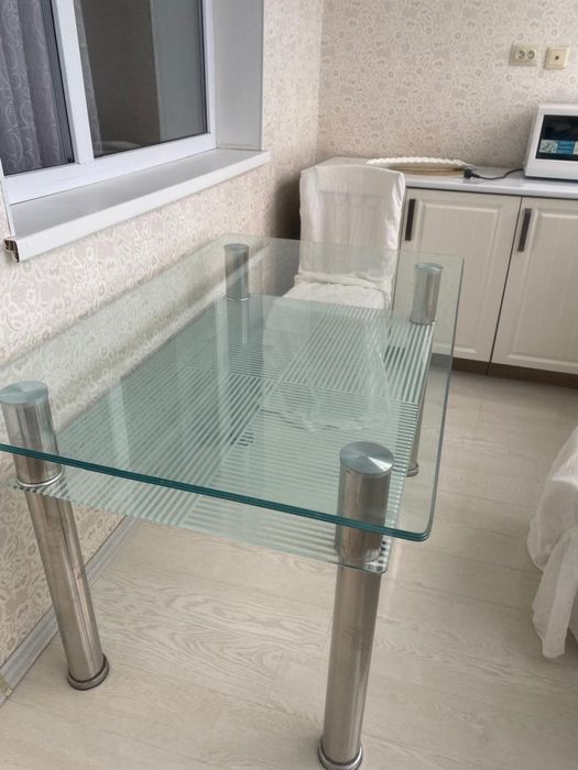 Стол из заколенного стекла