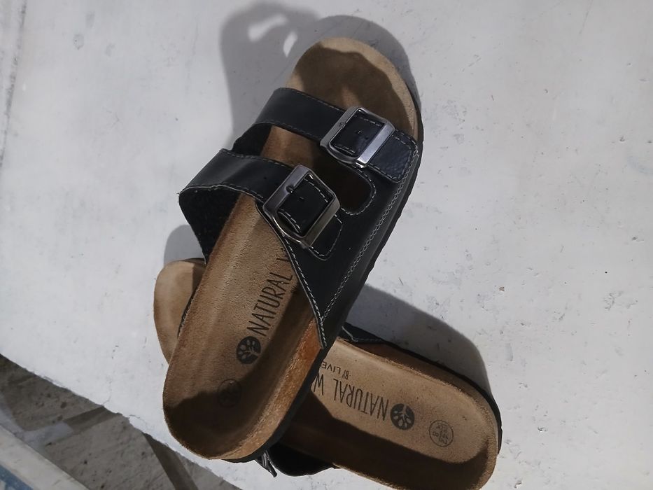 Vând papuci marime 42