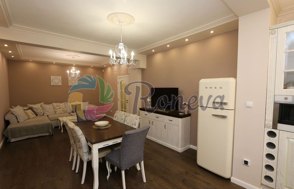 Дава се под наем Тристаен апартамент в Варна, Център - 100 кв.м за 1100 € - Снимка #1